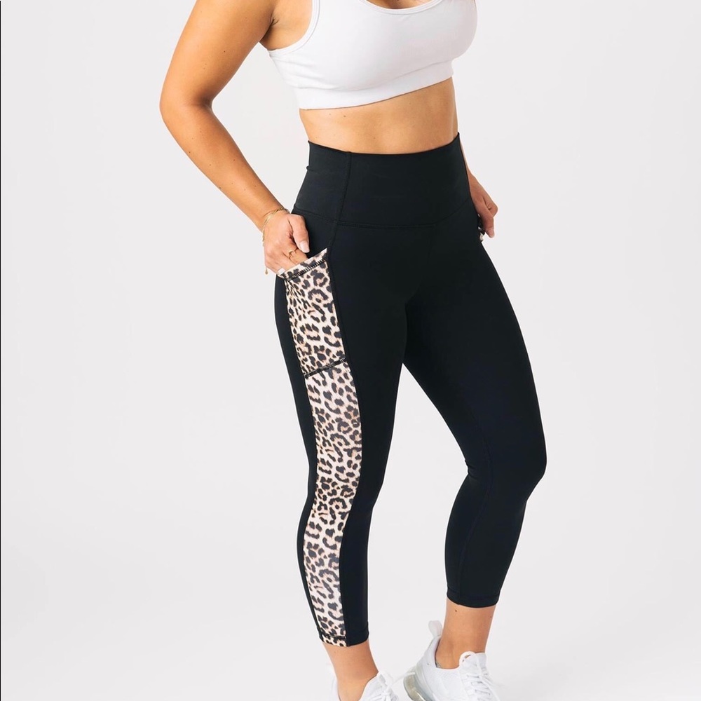 Zyia Leopard Pocket Hi-Rise Capri, size 6-8 - Picture 1 of 3